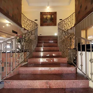  Lodge Savoy